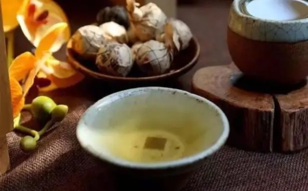 覃塘毛尖茶的外形特征